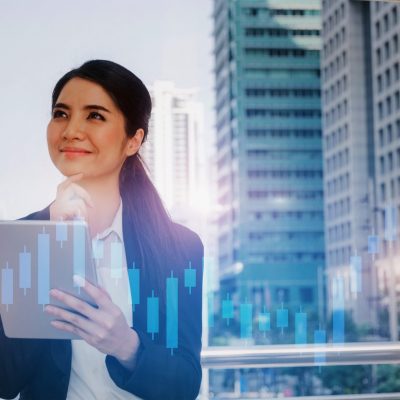 mujer-de-negocios-sonriente-sosteniendo-una-tableta-digital-mientras-esta-de-pie-en-la-ciudad